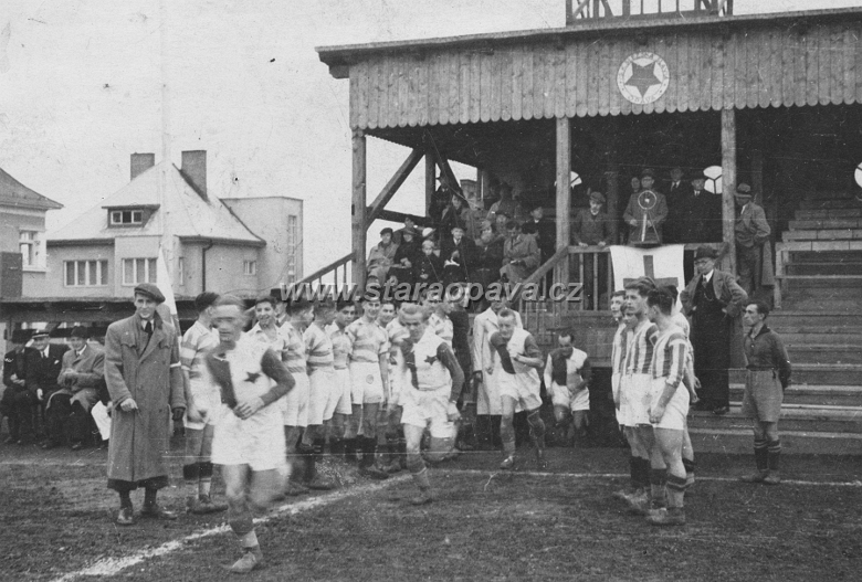nerudova (11).jpg - Fotbalové utkání na přilehlém stadioně za hospodou, dnes jsou na místě stadionu tenisové kurty.Fotografie z 30.let 20.století.